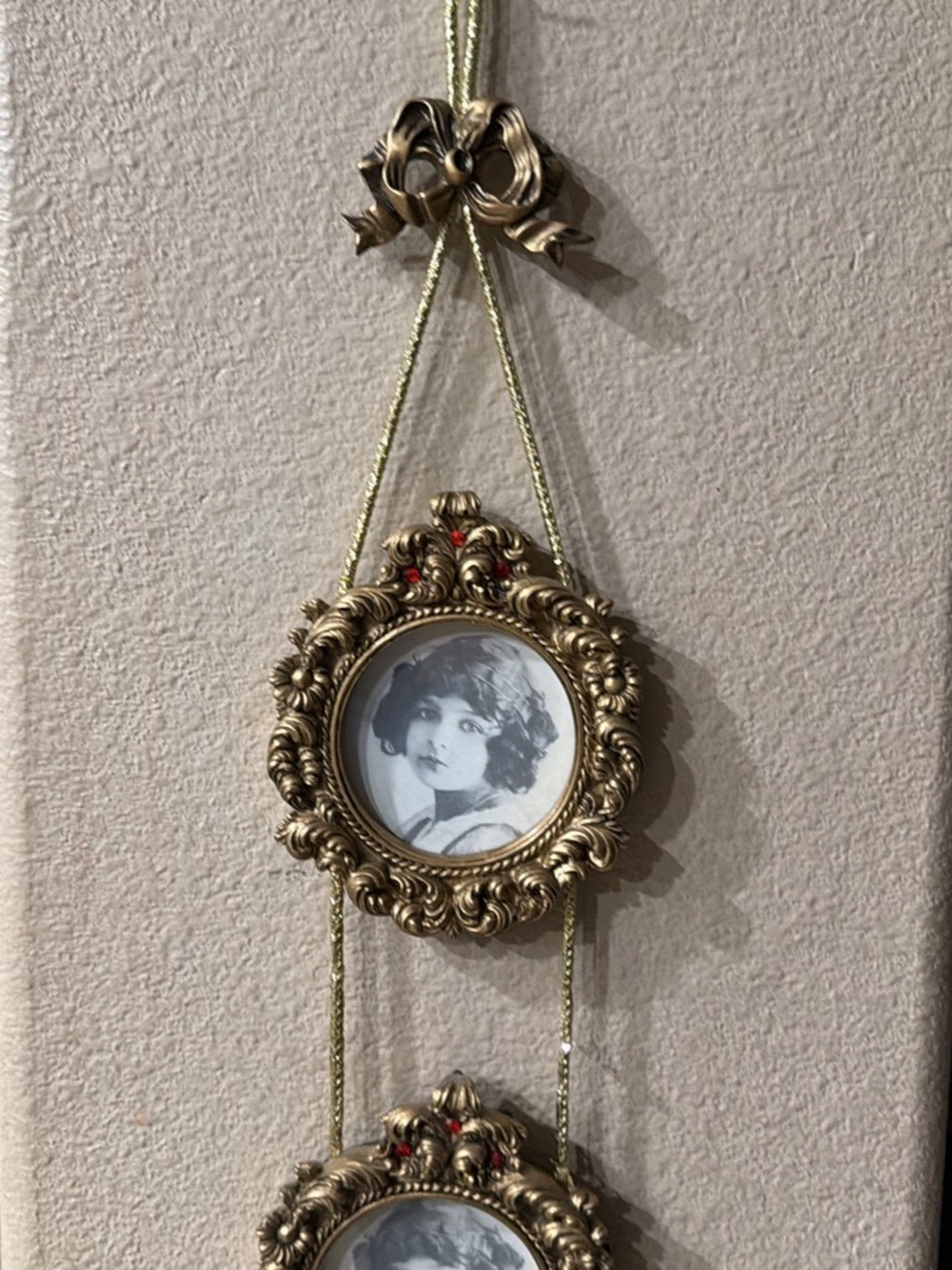 Ornate Gold Vintage Inspired Round Hanging Wall Frame with Vintage Portrait